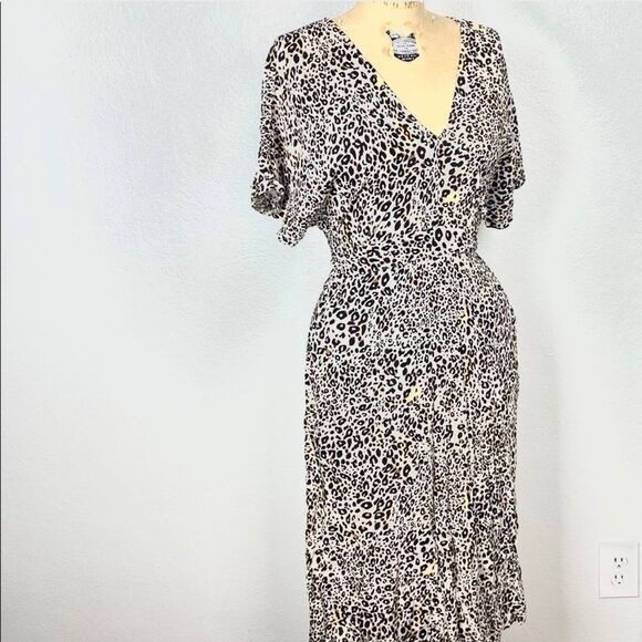 Lush Cheetah Print V Neck Midi Dress - Picture 2 of 9